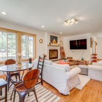 Private Hot Tub Spacious Family Home in Truckee!, hotel poblíž Truckee Tahoe Airport - TKF, Truckee