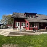 Havsnära villa med vedeldad bastu, perfekt för familjer och företag, hotell i Umeå