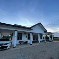 Le'Paddy Homestay with pool - ForMuslimOnly, hótel í Jertih