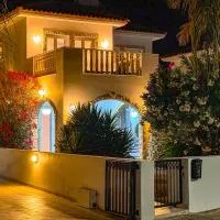 Sunny Villa with Hot Tub, Garden and 2 Bedrooms, 5 Minutes to the Beach, hotel i Pyla