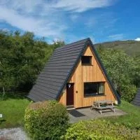 1 Bedroom Cabin with Mountain & Loch Views - Quiet Location between Glencoe & Ben Nevis, hotel a Corran