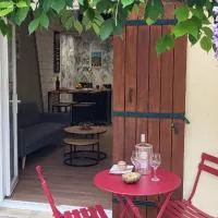 Charme et Nature, appartement cosy climatisé avec étang privé, au carrefour de 3 départements โรงแรมในSaint-Aigulin