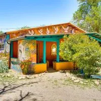 Vibrant 'Casa Paloma' w/ Patio - Near Vineyards!, hotel u gradu 'Patagonia'