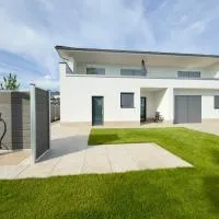 luxuriöse Villa Möwengeflüster - 220qm große Ferienwohnung für bis zu 8 Gästen mit Sauna direkt am Goitzschesee โรงแรมในPouch
