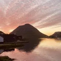 Small renovated boathouse down by the sea, hotel a Klaksvík