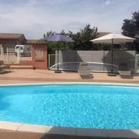 VILLA AVEC PISCINE: Roussillon şehrinde bir otel