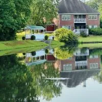Entire 4BR Lakeview Home with Parking Fast Wi-Fi Conyers, hotel a Conyers