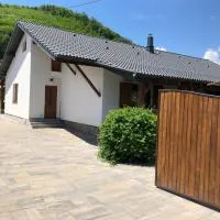 Casuta de sub deal, hotel en Tăuţi