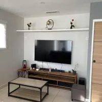 Villa calme deux chambres proche de la mer tout confort, מלון בPinet