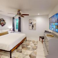 Modern 2BR Retreat Near Emory & Downtown ATL, hotel perto de Aeroporto DeKalb-Peachtree - PDK, Atlanta