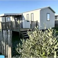 Mobil home Bahia DUO Prenium، فندق في Genouillé