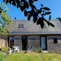 Plougrescant में, होटल Ti an Avel, petite maison indépendante avec jardin à 5 minutes à pied de la mer
