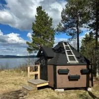 Camp Caroli Hobbit Hut, hôtel à Jukkasjärvi
