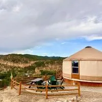Yurt Overlook #7 with AC and Private Bath 2 Kings, Hotel in Orderville