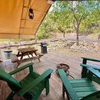 Glamping Tent #4 with Heat AC and Private Bath, ξενοδοχείο σε Orderville
