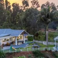 StayVista at Kailaasa with Bonfire, Plunge Pool - Riverfront, hotel di Suntikoppa