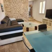 Maison de charme avec terrain de pétanque, hotel u gradu Aloš