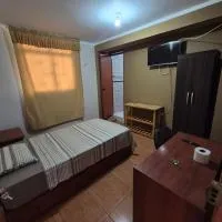 Habitación individual con baño privado en Talara centro, хотел в Талара
