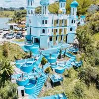 Hotel y Termales Castillo Del Lago Guatape – hotel w mieście Horizonte