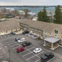 Comfort Inn & Suites Thousand Islands Harbour District، فندق في غانانوكي
