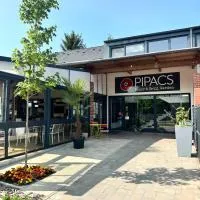 Pipacs Panír & Grill Garden Vendégház, מלון בGyőrújbarát