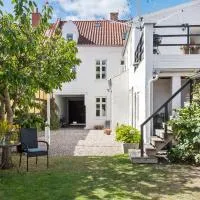 Lovely appartment in charming town house, hotel u gradu Asens