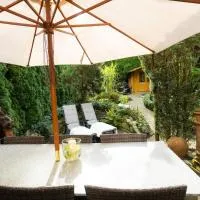 Gartenfewo mit 2 Schlafzimmern und 2 WLAN Homeofficeplätzen Waschtrockner sowie Smart-TV und kostenlose Parkplätze, hotel a Bad Wünnenberg
