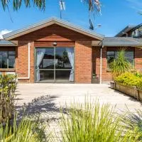 Elevated Family Sized Guest-house with Beautiful Views, hotell Aucklandis