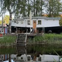 Cozy little house with sauna on a fishing boat, hótel í Pärnu