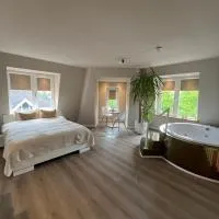 Luxury Private Spa with golden bath, cinema and sauna, hotel di Bodegraven