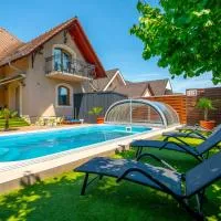 Helka Apartmanház: Balatonlelle şehrinde bir otel