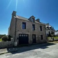 Maison Bretonne 5 chambres proche de la mer, hotel di Saint-Potan