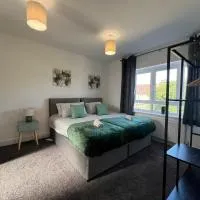 Perfect Contractor house-3 free parking space-EV charging-Secure-Quiet-Modern, hotel i Cheshunt