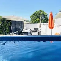 Beach Resort Retreat Accessible Home with Jacuzzi, hotell i Largo