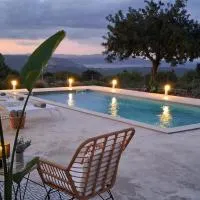 Stone Villa Halepa Pool, Sea View Peaceful Luxury in Crete、Néon Khoríonのホテル