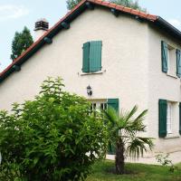 Maison spacieuse et moderne avec jardin privatif, terrasses, cheminée et équipements complets à Renaison - FR-1-496-110, hotel poblíž Letiště Renaison - RNE, Renaison
