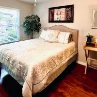 Serenity Gardens private guest suite in Historic Lutz、ルッツのホテル