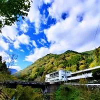 Nanokawado में, होटल 山村自然楽校しもなの郷 Simona no Sato Riverside Old School Retreat