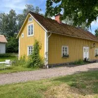 Trevligt eget hus med kakelugn i lantlig miljö, hotel en Vikingstad