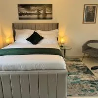 The Opal Lux, hotell i Stanwell