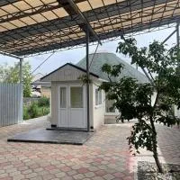 Four Seasons Guest House, hotel di Karakol