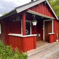 Husarstuga, house at riverside near many lakes at a golden place, מלון בÄdelfors