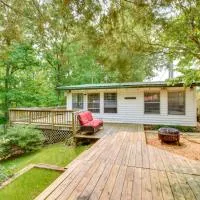 Waterfront Cabin w/ Private Dock on Lake Hartwell!, hôtel à Townville