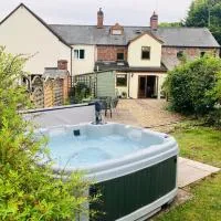 Bridge Cottage Hot tub Enclosed garden Tranquility, hotel v mestu Gloucestershire