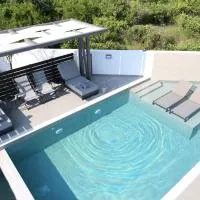 Villa Viventia with Heated Pool، فندق في أفانتو