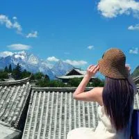 Yiyuan Snow Mountain View Historical Naxi House - Lijiang Old Town Mufu Branch - English service and tour arrangement, hotell i Lijiang