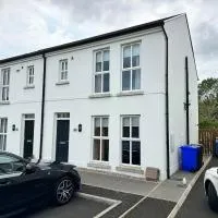 Modern 3-bed house in Coleraine, hôtel à Coleraine