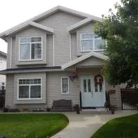 Clean and Quiet 2 bdr 2 bthr private entrance entire guests suite near Coquitlam Center mall and skytrain, hotel a Coquitlam