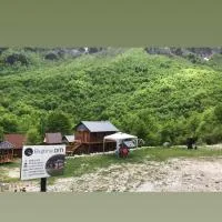 Bujtina Diti، فندق في Tropojë