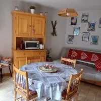 Charmant F2 avec terrasse, un coin de paradis esprit montagnard, hotel v destinácii Le Biot
